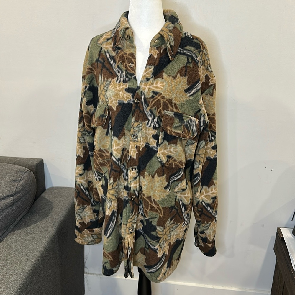Nunavut Hunter Camo Leaves Fleece Button Upโ